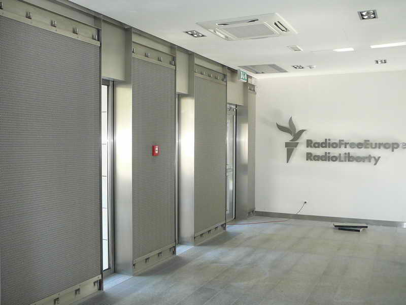 Rdio Svobodn Evropa ( RFE/RL ) vstupn lobby vrtnice,nerez st-Heberger