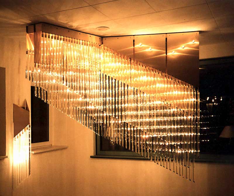 Reifenstein (D) hotel, schodišťový lustr mosaz + křišťálové trojboké tyče. Prof. R. Roubíček