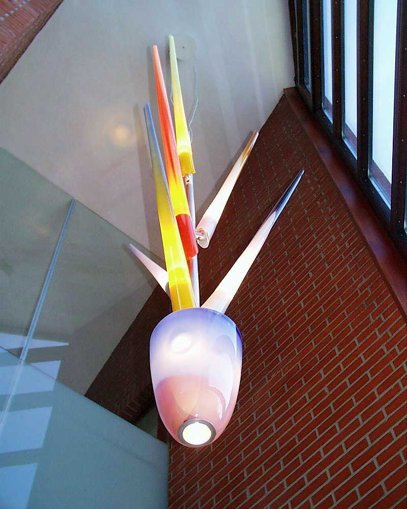 Emmerlord (NL), lustr ve vstupní hale,barevná,ručně foukaná skla na duralové konstrukci s halogenovým osvětlením. Arch.R.Vos.